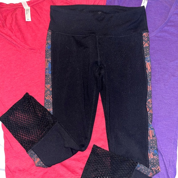 THREADS FOR THOUGHT LOT 2 SCOOP NECK TEES, CROPPED LEGGINGS LOT XS - Picture 4 of 6